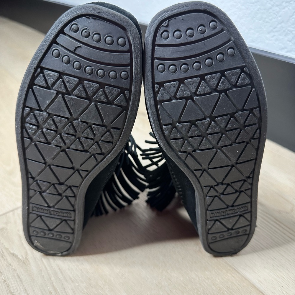 NEW Minnetonka Black Ankle Moccasins Size 7 - Picture 6 of 6
